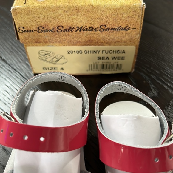 New in box shiny fuchsia sandals - Picture 4 of 5